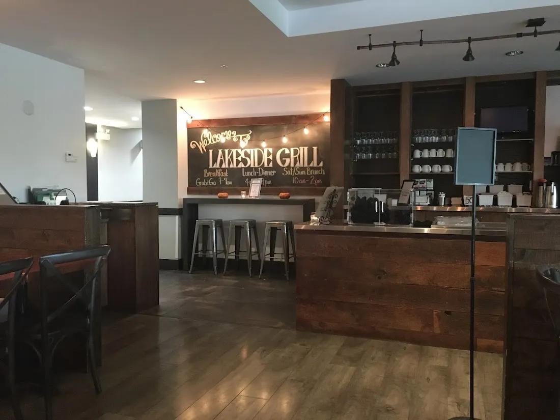 Lakeside Bar & Grill at Best Western Plus Chocolate Lake